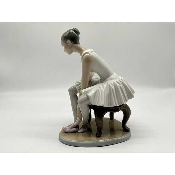 Lladro NAO Figurine Elegant Ballet Ballerina Seated Putting On Slippers No. 387 - Picture 13 of 16